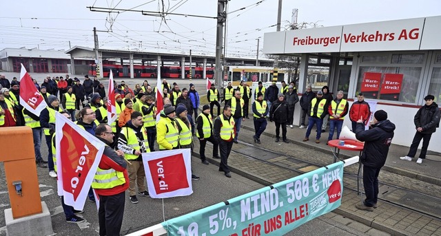 Von 3.30 Uhr an blockierten Streikende.... Die Beschftigten fordern mehr Lohn.  | Foto: Thomas Kunz