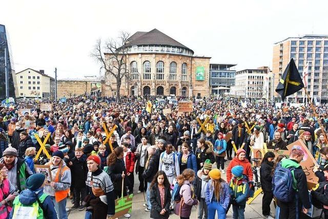 Klima-Demo und Verdi-Streik legen Freiburg zeitweise lahm