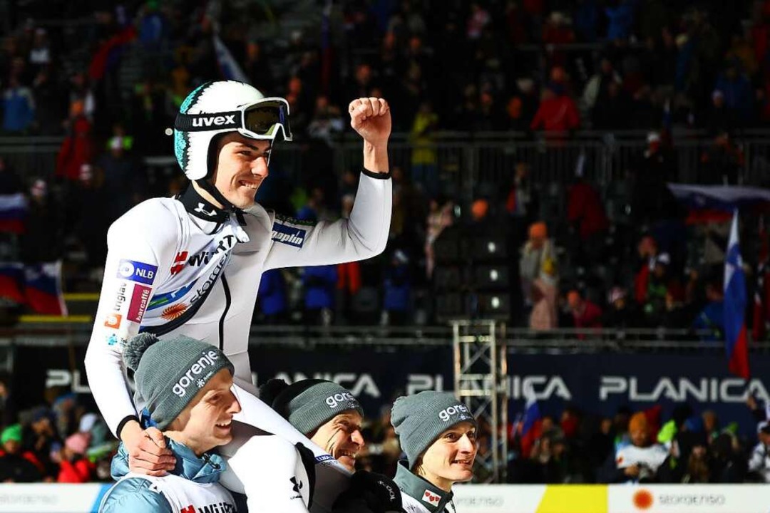 Getragen von den Teamkameraden aus Slowenien: Großschanzen-Sieger Timi Zajc  | Foto: Daniel Karmann (dpa)
