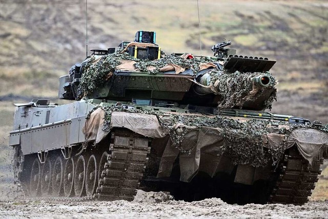 Ein Leopard 2A6 auf dem Truppenbungsp...ngemottete Fahrzeuge dieser Kategorie.  | Foto: Federico Gambarini (dpa)