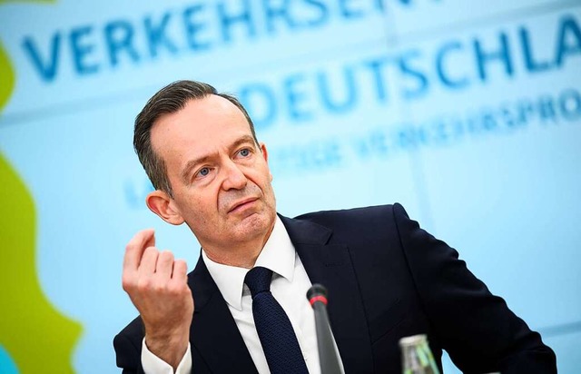 Verkehrsminister Volker Wissing (FDP) setzt auf Lkw und neue Autobahnen.  | Foto: Bernd von Jutrczenka (dpa)
