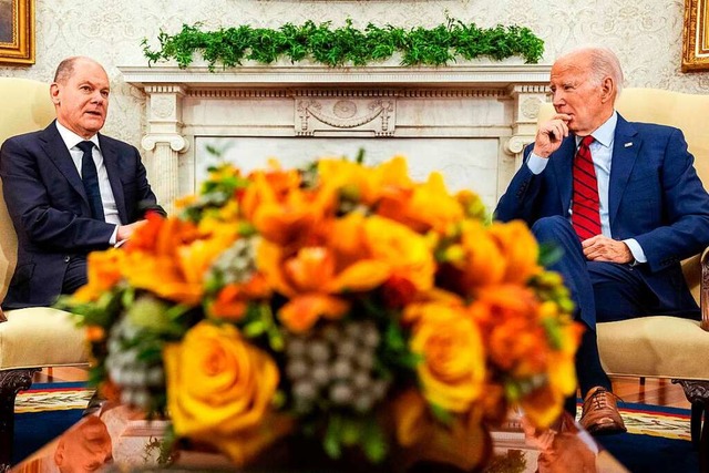 Olaf Scholz (links) am Freitag im Gesp...US-Prsident Joe Biden im Oval Office.  | Foto: ANDREW CABALLERO-REYNOLDS (AFP)
