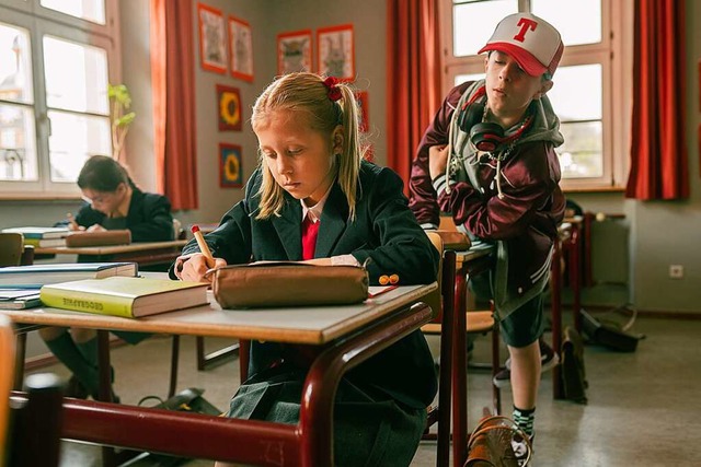 Tristan (Brooklyn Liebig) versucht bei... und Violetta Arnemann) abzuschreiben.  | Foto: Film: Lucy ist jetzt Gangster, 2022 W...h Germany, INDI FILM, Daniel Dornhfer