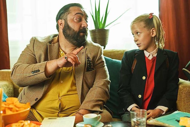 Onkel Carlo (Kailas Mahadevan) erzhlt Lucy, dass jeder ein Gangster sein kann.  | Foto: Film: Lucy ist jetzt Gangster, 2022 W...h Germany, INDI FILM, Daniel Dornhfer