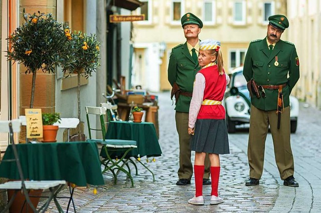 Auch die Polizisten des kleinen Stdtc...e Fans der Eisdiele von Lucys Familie.  | Foto: Film: Lucy ist jetzt Gangster, 2022 W...h Germany, INDI FILM, Daniel Dornhfer