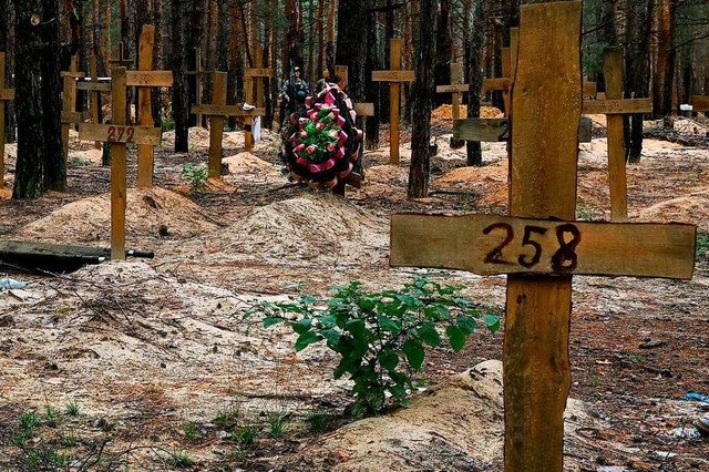 Kreuze markieren die Grber von gette... der ostukrainischen Kleinstadt Isjum.  | Foto: -