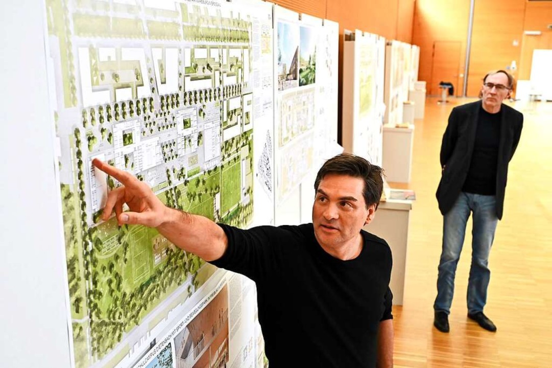 Architekt Marc Prettner erklärt seinen Sieger-Entwurf.  | Foto: Thomas Kunz