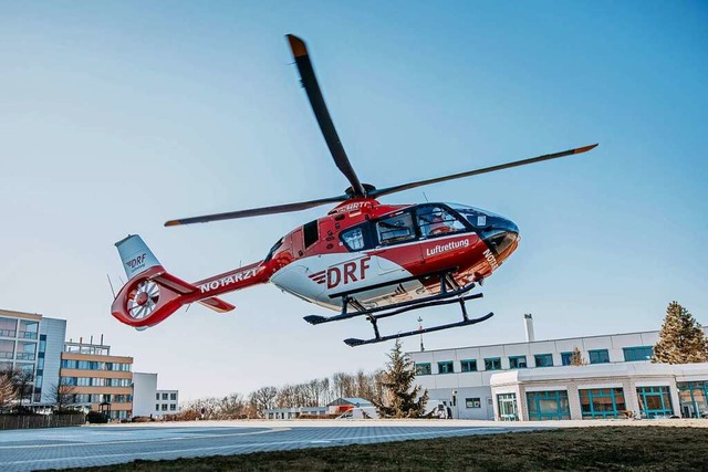 Ein Rettungshubschrauber brachte das Opfer in ein Krankenhaus.  | Foto: Tobias Rdiger (dpa)