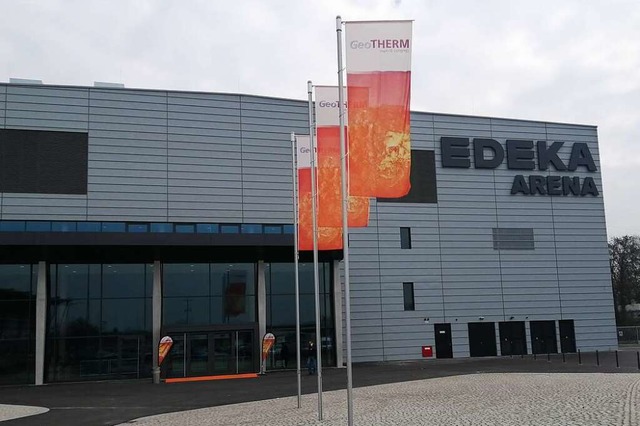 Geotherm-Fahnen vor der neuen Edeka-Arena  | Foto: Winfried Kninger