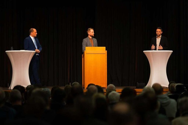 Die zwei Kandidaten &#8211; Roman Gtz...hts &#8211; und Moderator Jakob Crone.  | Foto: Patrik Mller