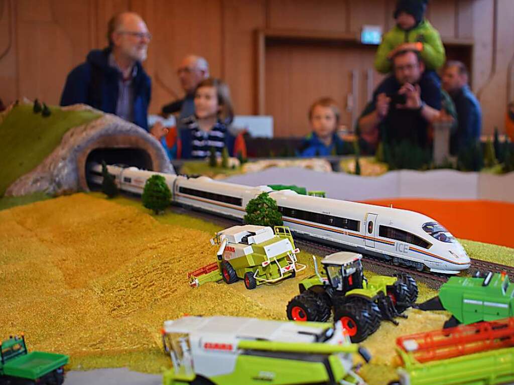 Groe Augen statt Versptungen – die Modelleisenbahnausstellung der Modellbahnfreunde Oberes Donautal im Bad Krozinger Kurhaus lockte sehr viele Eisenbahnfans an.