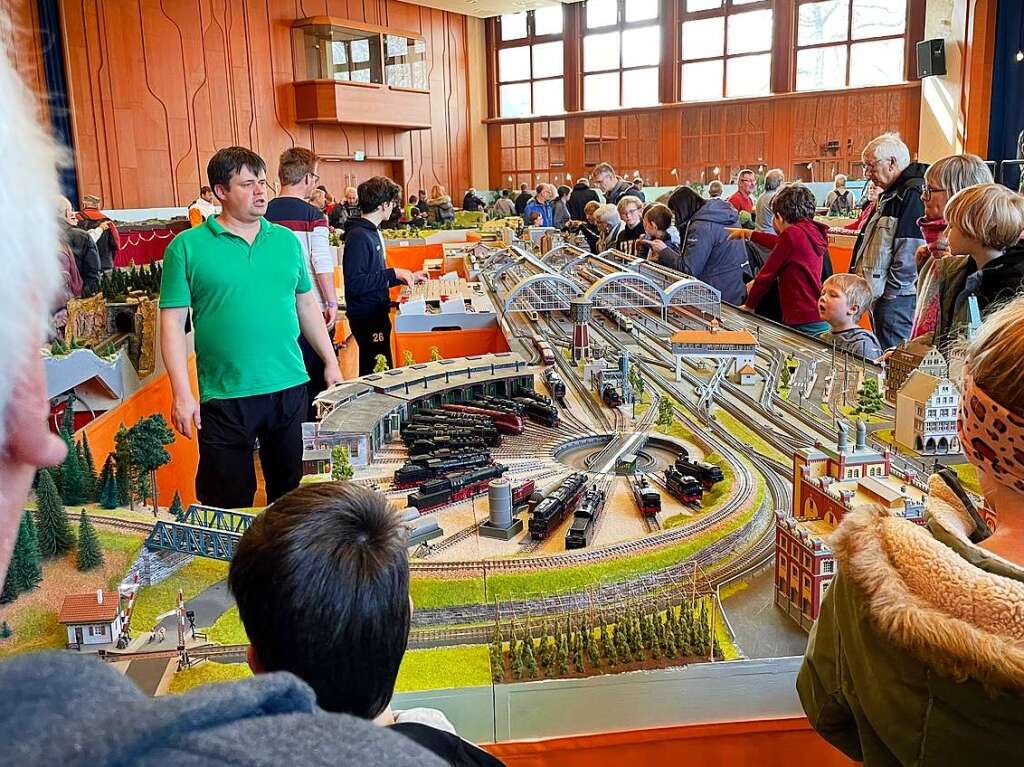 Groe Augen statt Versptungen – die Modelleisenbahnausstellung der Modellbahnfreunde Oberes Donautal im Bad Krozinger Kurhaus lockte sehr viele Eisenbahnfans an.