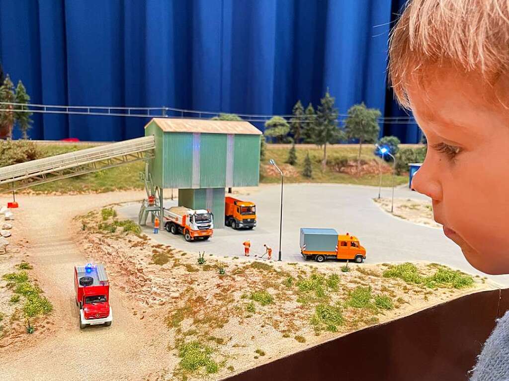 Groe Augen statt Versptungen – die Modelleisenbahnausstellung der Modellbahnfreunde Oberes Donautal im Bad Krozinger Kurhaus lockte sehr viele Eisenbahnfans an.