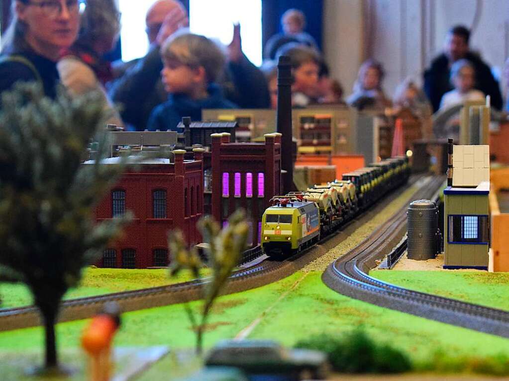 Groe Augen statt Versptungen – die Modelleisenbahnausstellung der Modellbahnfreunde Oberes Donautal im Bad Krozinger Kurhaus lockte sehr viele Eisenbahnfans an.