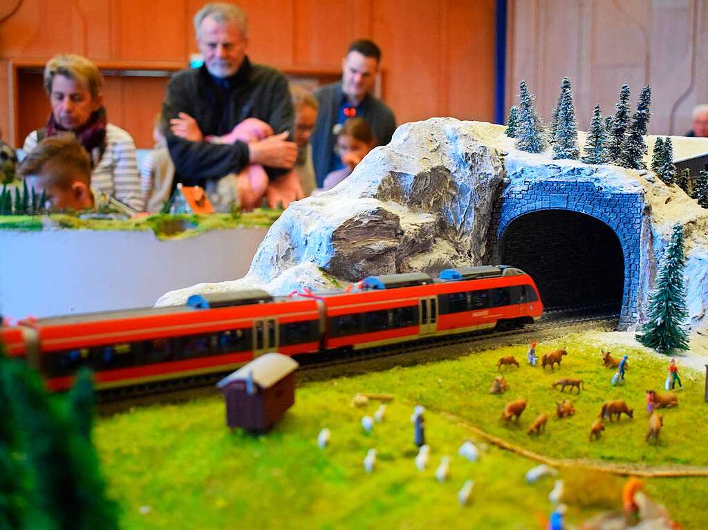 Groe Augen statt Versptungen – die Modelleisenbahnausstellung der Modellbahnfreunde Oberes Donautal im Bad Krozinger Kurhaus lockte sehr viele Eisenbahnfans an.