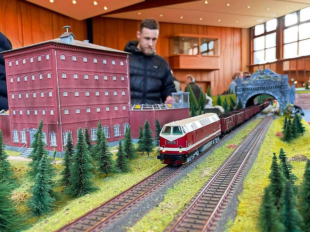 Groe Augen statt Versptungen – die Modelleisenbahnausstellung der Modellbahnfreunde Oberes Donautal im Bad Krozinger Kurhaus lockte sehr viele Eisenbahnfans an.