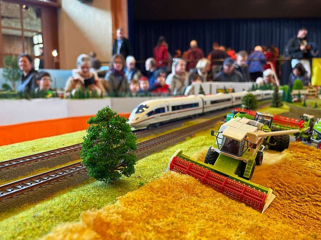 Groe Augen statt Versptungen – die Modelleisenbahnausstellung der Modellbahnfreunde Oberes Donautal im Bad Krozinger Kurhaus lockte sehr viele Eisenbahnfans an.