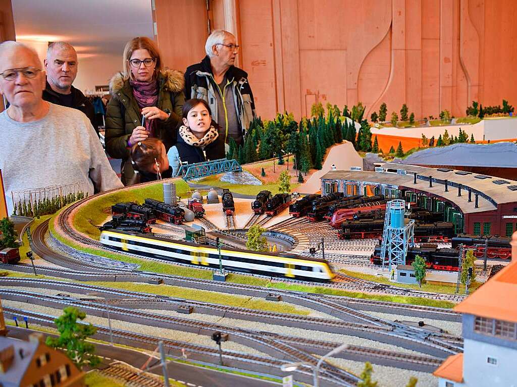 Groe Augen statt Versptungen – die Modelleisenbahnausstellung der Modellbahnfreunde Oberes Donautal im Bad Krozinger Kurhaus lockte sehr viele Eisenbahnfans an.