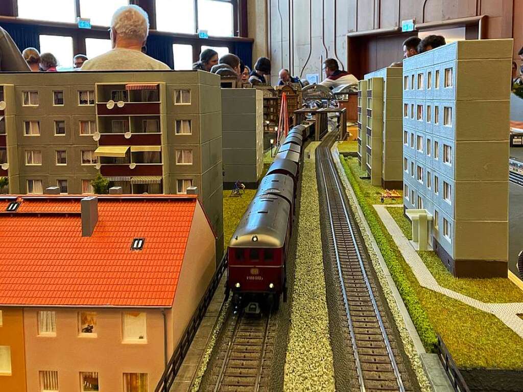 Groe Augen statt Versptungen – die Modelleisenbahnausstellung der Modellbahnfreunde Oberes Donautal im Bad Krozinger Kurhaus lockte sehr viele Eisenbahnfans an.