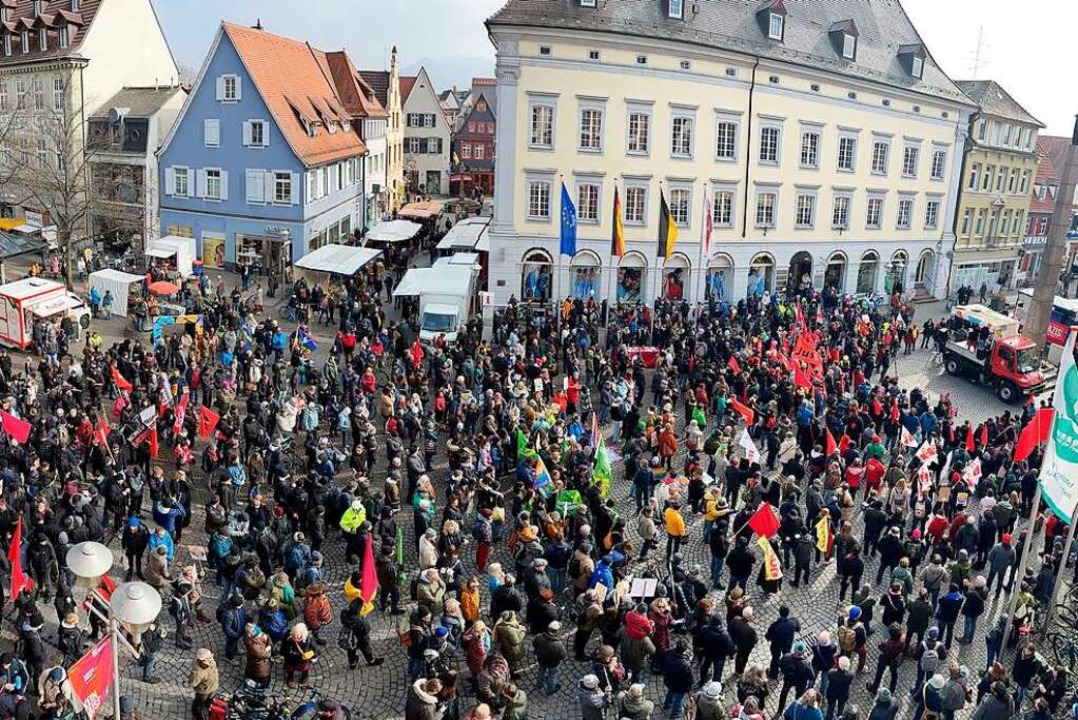 Kundgebung am Rande des Offenburger Wo...schen, die gegen die AfD protestieren.  | Foto: Helmut Seller