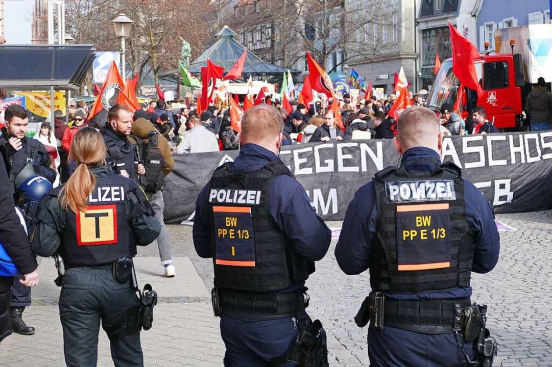 Polizisten beobachten die Kundgebung vor dem Rathaus  | Foto: Helmut Seller