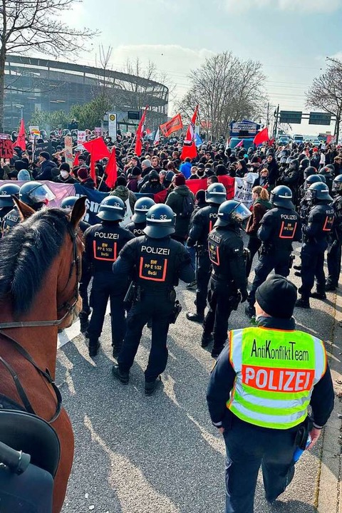 Auch die Reiterstaffel der Polizei war...rere Mitglieder des Antikonflikt-Teams  | Foto: Helmut Seller