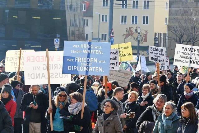 800 Menschen in Freiburg demonstrieren gegen Waffenlieferung an die Ukraine