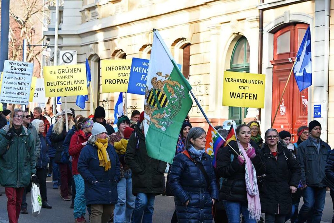 Demo für den Frieden, hier mit der grü...instpartei &#8222;Freie Sachsen&#8220;  | Foto: Rita Eggstein