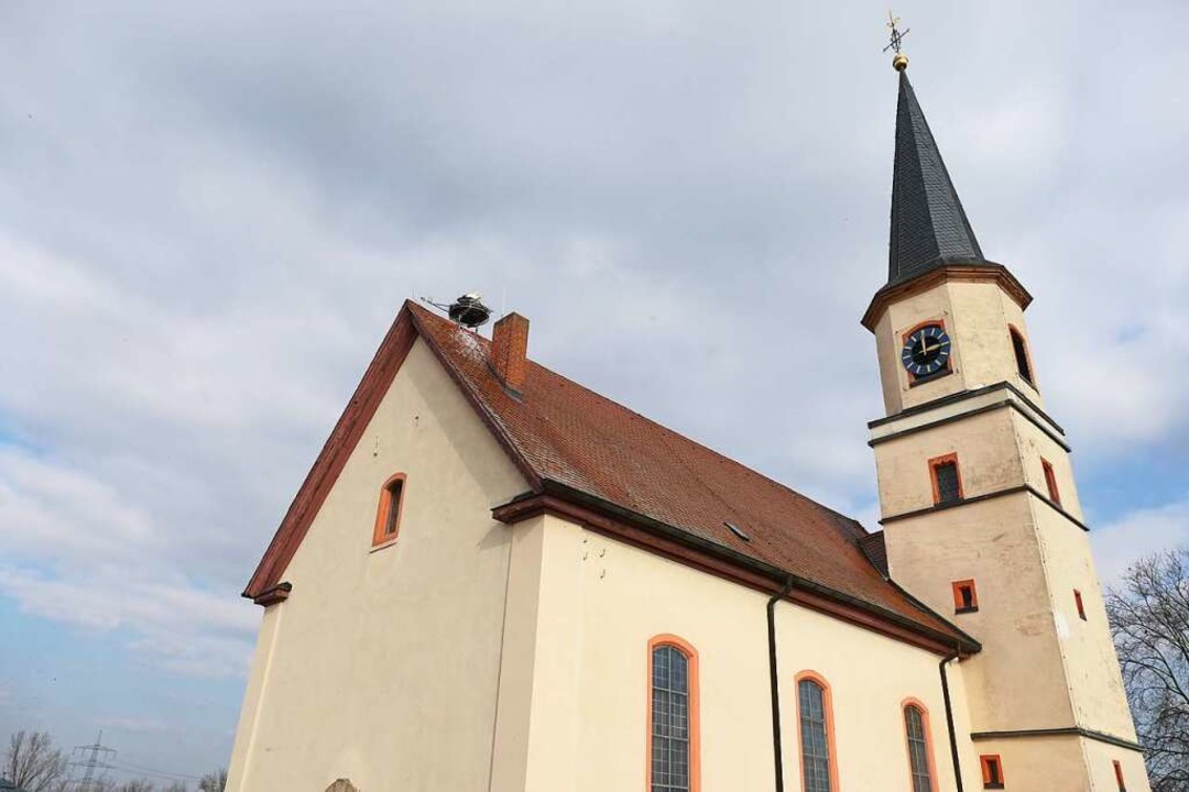 Bevor das Nest an den neuen Standort k...des Kirchturms (rechts neben der Uhr).  | Foto: Gustav Bickel