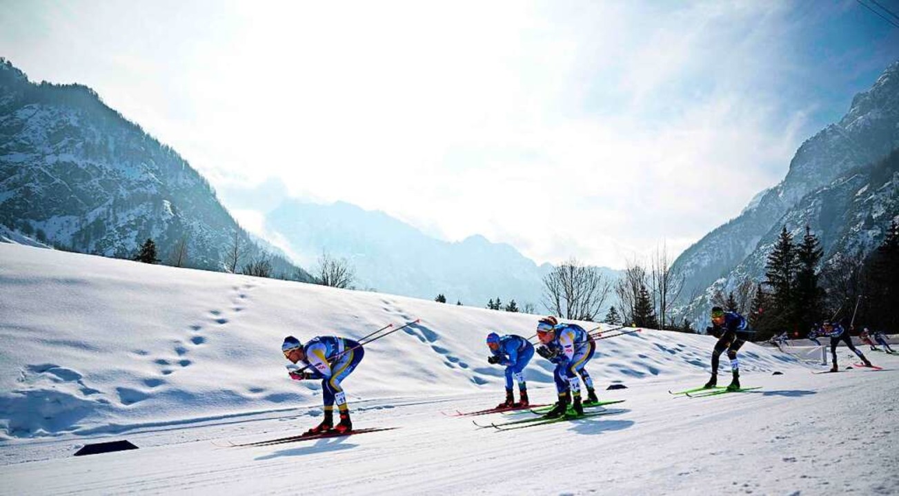 Langläufer beim 50 Kilometer Massenstart bei der Nordischen Ski-WM in Planica  | Foto: JURE MAKOVEC (AFP)