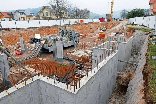 Grobaustelle: Im Stegener Ortszentrum entsteht das Begegnungshaus.  | Foto: Anton Schuler