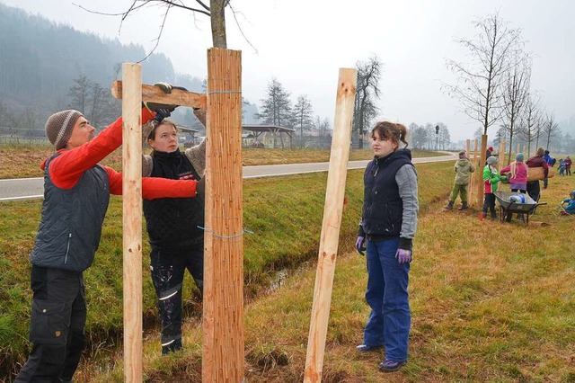 Vereinsmitglieder und Freunde, darunte...wegs zwischen Langenau und Enkenstein.  | Foto: Edgar Steinfelder