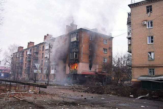 Bachmut: Rauch steigt von einem brennenden Haus auf.  | Foto: Yevhen Titov (dpa)