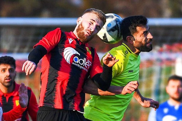 Im gegnerischen Drittel &#8222;permane...inks) gegen Bilal Dirani (Herbolzheim)  | Foto: Gerd Grndl