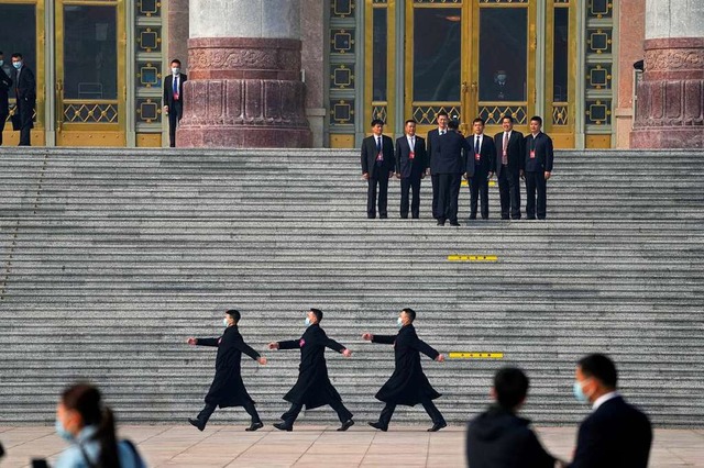 Sicherheitsbeamte marschieren in Forma...der Groen Halle des Volkes in Peking.  | Foto: Ng Han Guan (dpa)