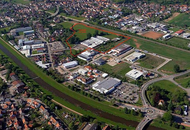 Zwischen der Bahnlinie und der Tscheul...dete Flche rund um das Werk A kommen.  | Foto: Gemeinde