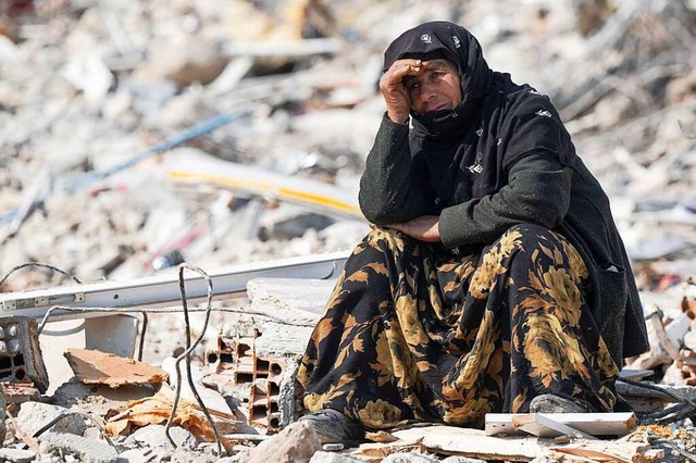 Eine Frau sitzt am 11. Februar bei Antakya zwischen den Trmmern.  | Foto: Boris Roessler (dpa)