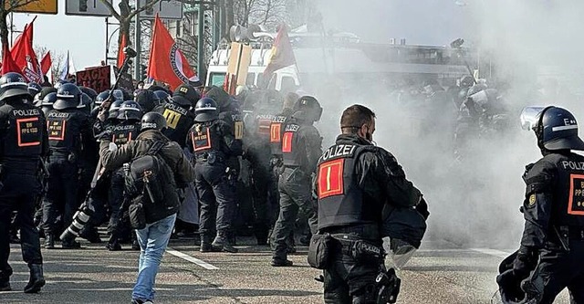 Demonstranten versprhen einen Feuerlscher.   | Foto: Helmut Seller
