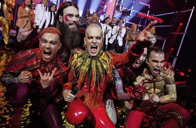 Knallige Siegerpose: Lord of the Lost feiern in Kln  | Foto: Rolf Vennenbernd (dpa)
