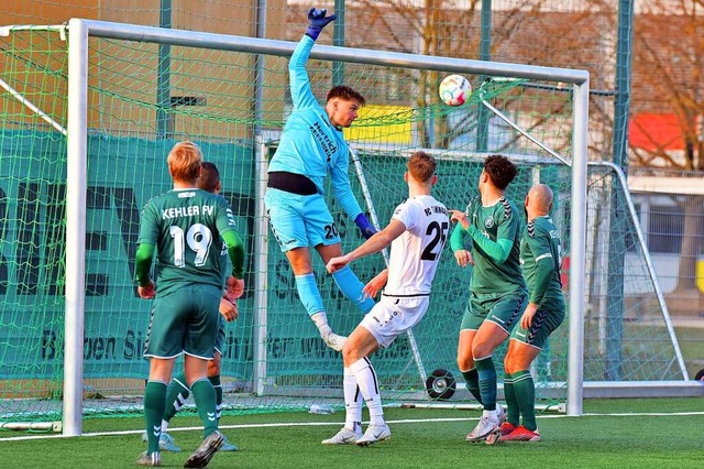 ber den Kehler Torwart Matheo Hallez ... der Eckball von Timo Wehrle ins Netz.  | Foto: Daniel Thoma