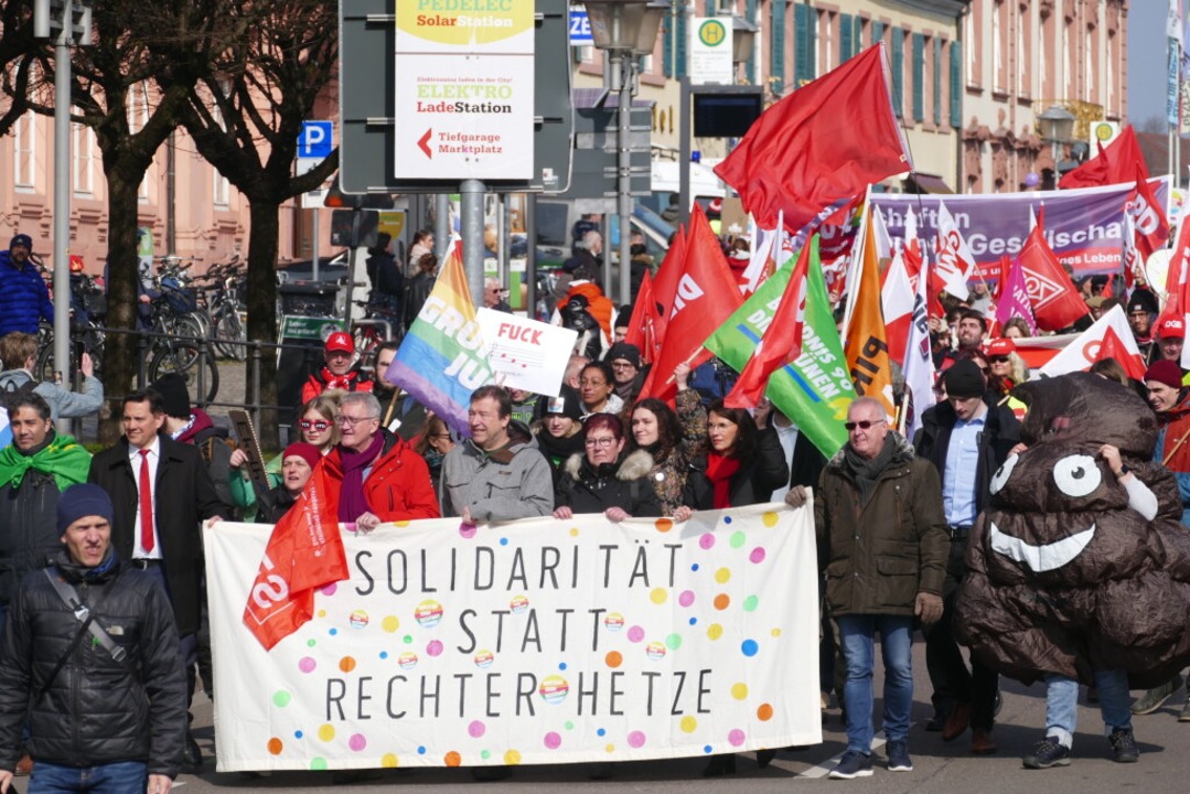 Politiker von Grünen und SPD führen na...r.) den Demozug zur Oberrheinhalle an.  | Foto: Helmut Seller