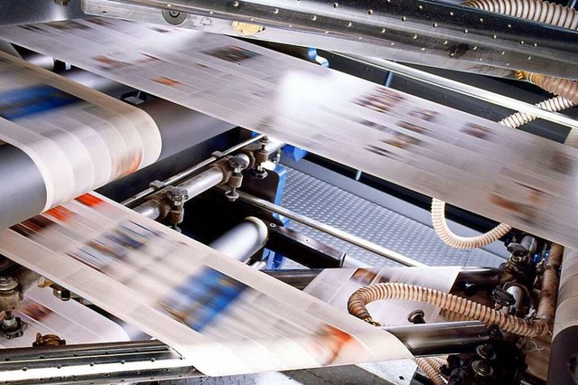 Machen Tempo: frisch bedruckte Papierbahnen fr die Badische Zeitung  | Foto: KBA