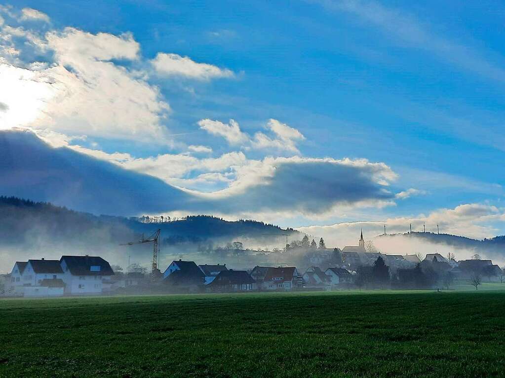 Nach trben Tagen lichtet sich der Nebel ber Heuweiler.