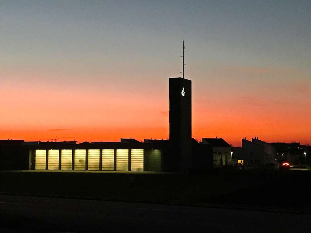 Faszinierender, leuchtend roter Abendhimmel ber Kenzingen