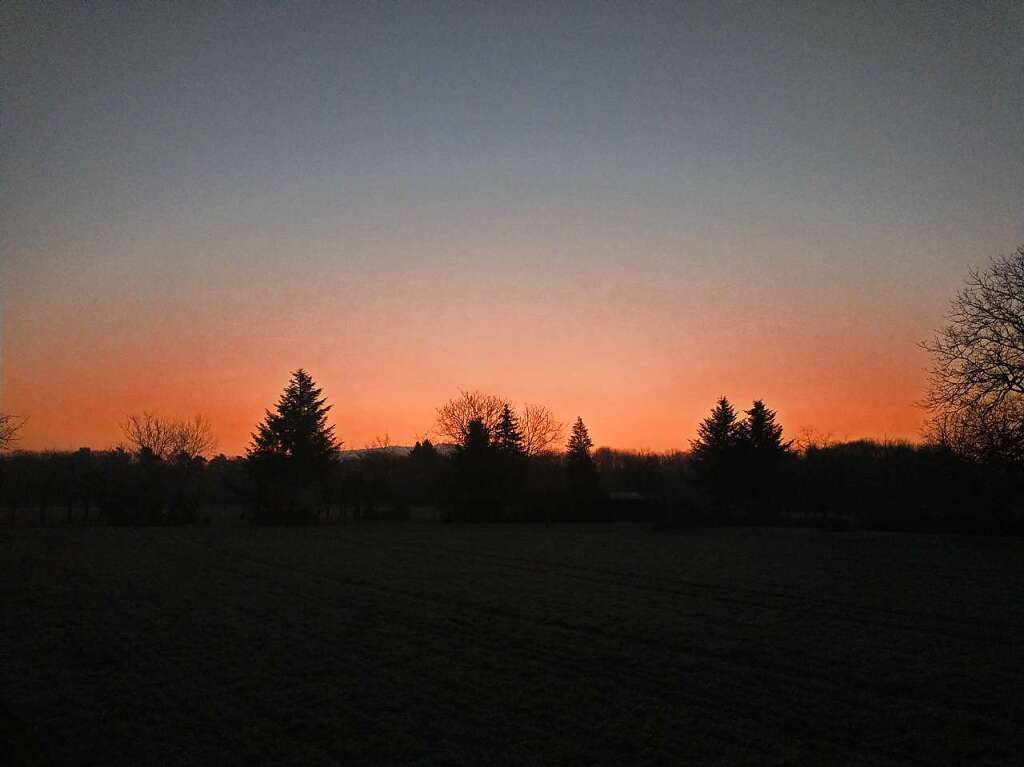 Langsam kndigt sich die aufgehende Sonne am Horizont an.