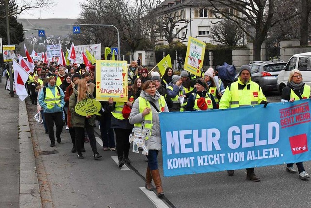 Mehr als 500 Streikende aus dem ffent...nd forderten deutlich mehr Entlohnung.  | Foto: Thomas Loisl Mink