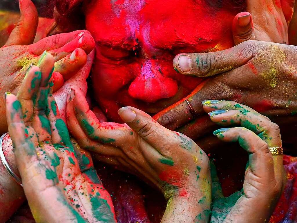 Millionen Menschen in Indien feiern das Holi-Fest der Farben, das auf eine jahrhundertealten hinduistischen Brauch zurckgeht. Es wird ausgelassen und farbenfroh gefeiert.