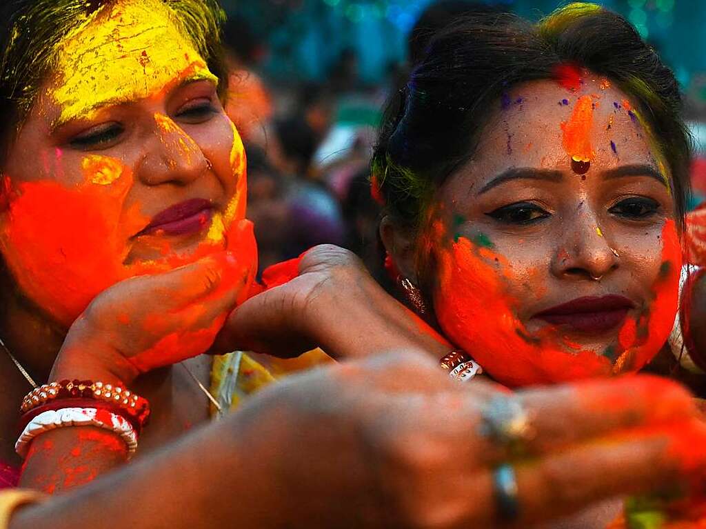 Millionen Menschen in Indien feiern das Holi-Fest der Farben, das auf eine jahrhundertealten hinduistischen Brauch zurckgeht. Es wird ausgelassen und farbenfroh gefeiert.