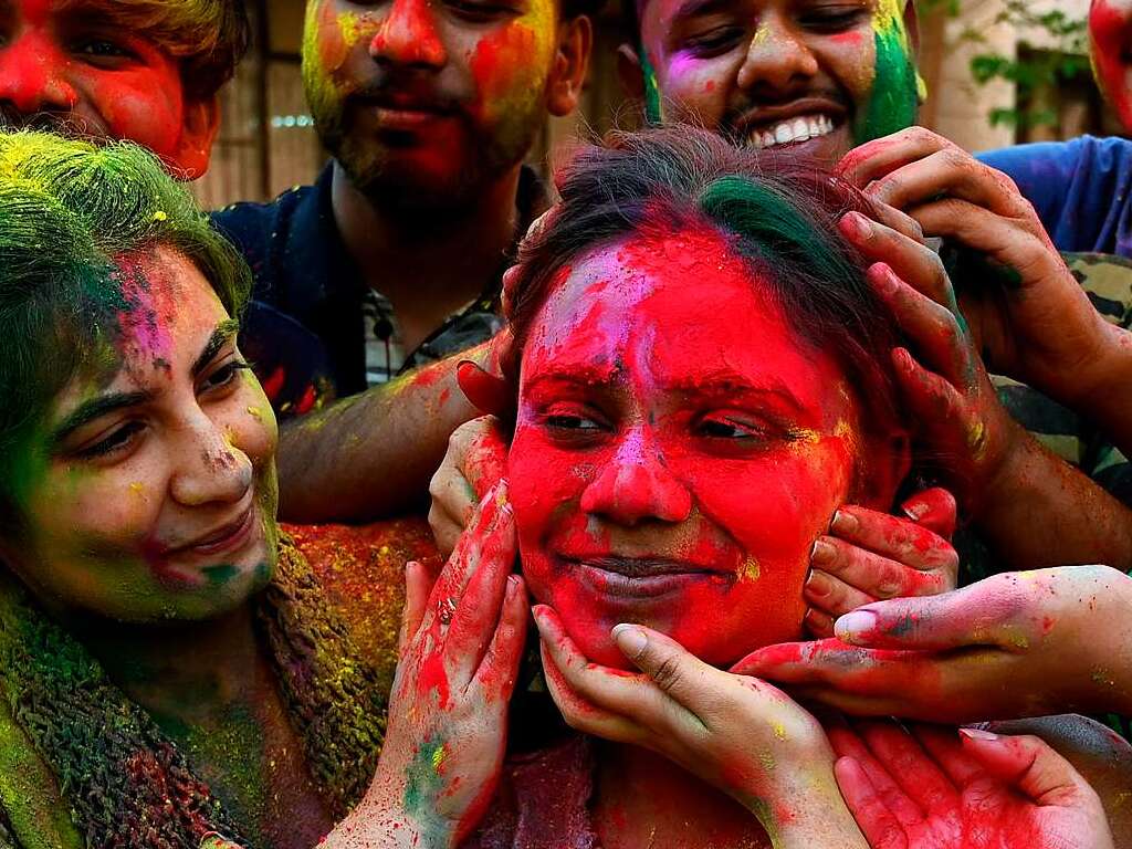 Millionen Menschen in Indien feiern das Holi-Fest der Farben, das auf eine jahrhundertealten hinduistischen Brauch zurckgeht. Es wird ausgelassen und farbenfroh gefeiert.