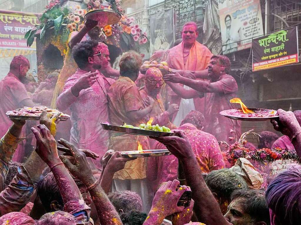 Millionen Menschen in Indien feiern das Holi-Fest der Farben, das auf eine jahrhundertealten hinduistischen Brauch zurckgeht. Es wird ausgelassen und farbenfroh gefeiert.